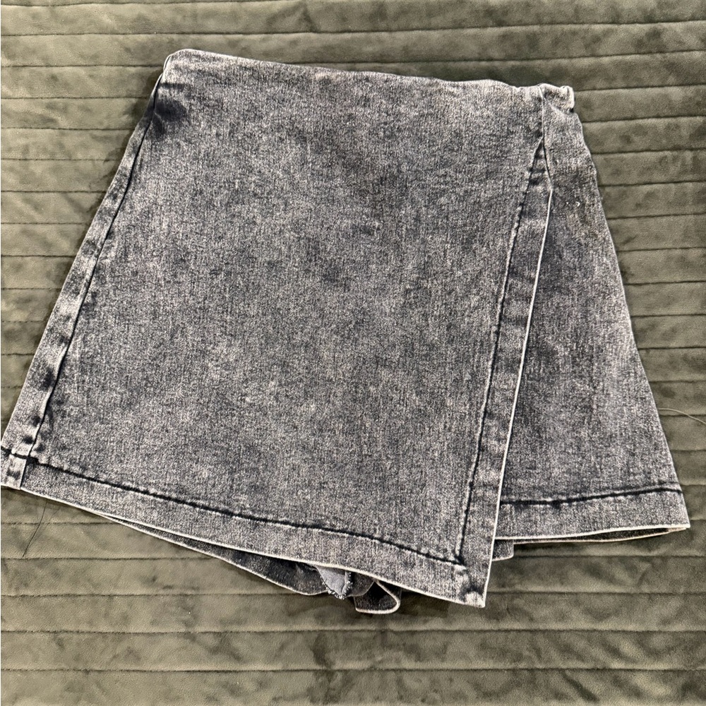 Jealous Tomato Gray Acid Wash Denim Mini Skort